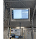 55 tommer IP65 rustfri industri monitor installeret på et produktionsgulv