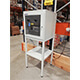 Stativmonteret industrielt labelprinter kabinet med installeret Zebra ZT200-serie