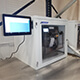 To bordmonterede industrielt labelprinter kabinetter, hver installeret med Zebra ZT200-serie