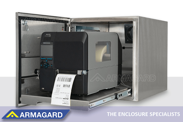 En CL4NX SATO industriprinter i et vandtæt printer-skab