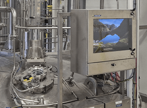 Et HMI computerskab i brug i en produktionsvirksomhed
