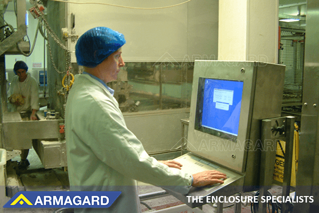 Armagard computerskab i rustfrit stål 316 på et produktionsgulv