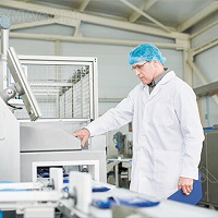 En mand, der bruger en fødevareproduktion LCD-skærm